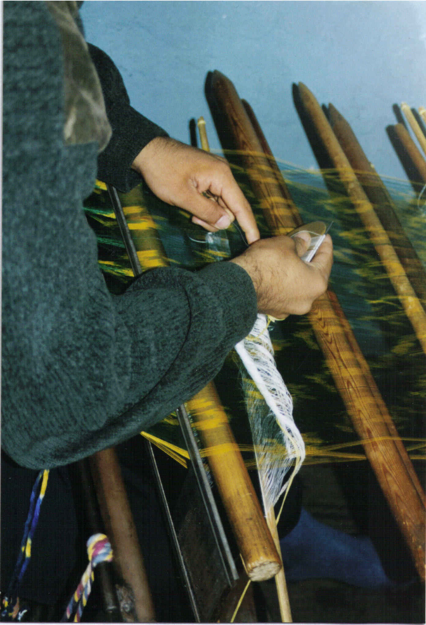Weben des Ikat-Stoffs am Holzwebstuhl